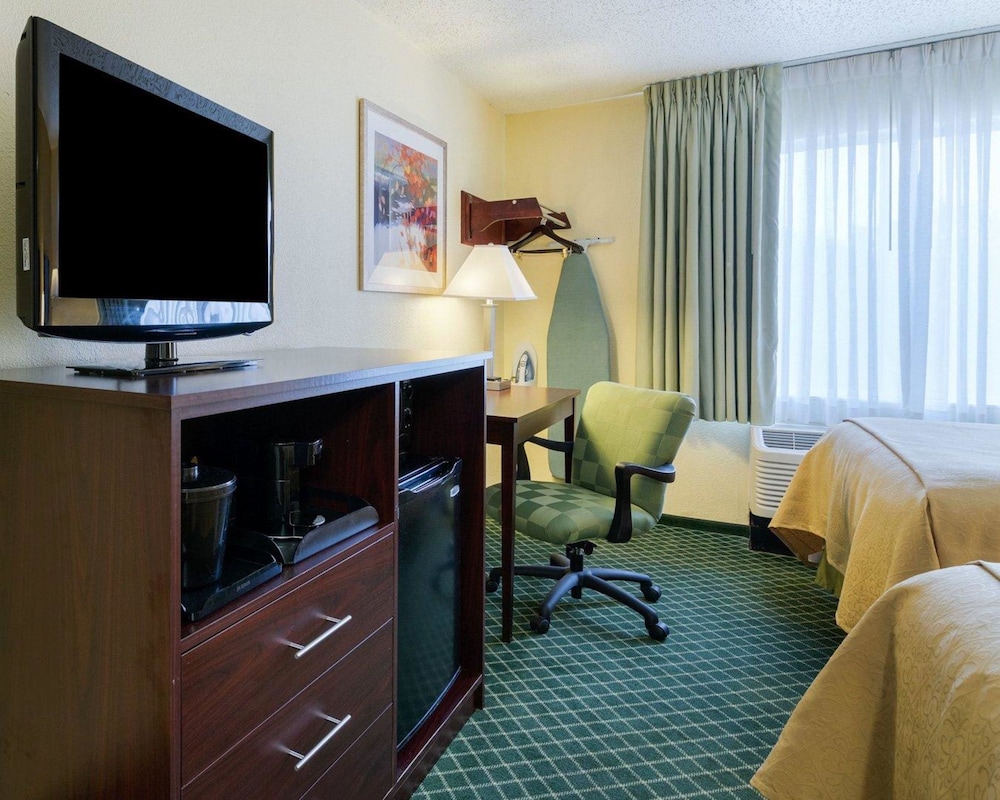Quality Inn Newark 28/36