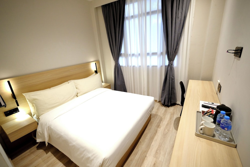 SUPERIOR, QUEEN BED