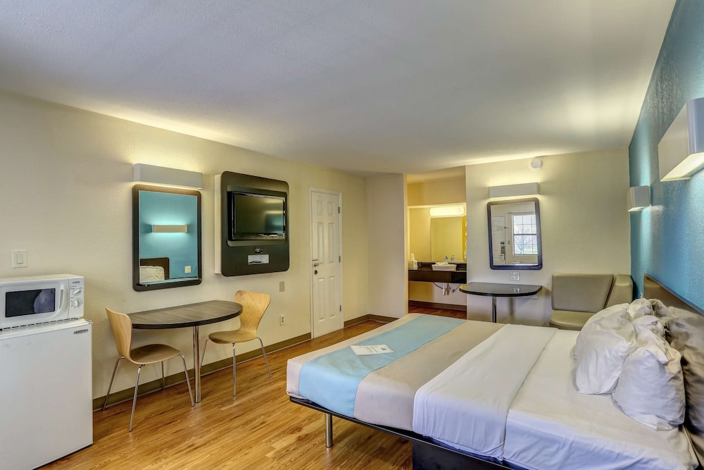 Motel6 Dickson, TN 39/59