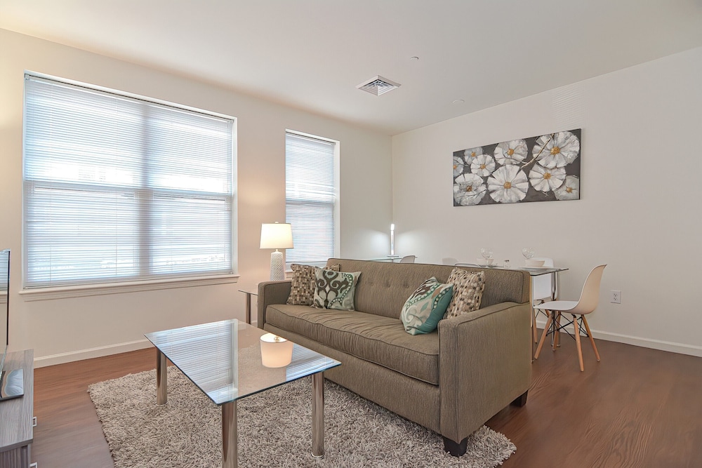 Global Luxury Suites East Boston 22/50