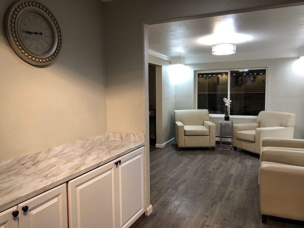 Cedar Inn & Suites 45/64
