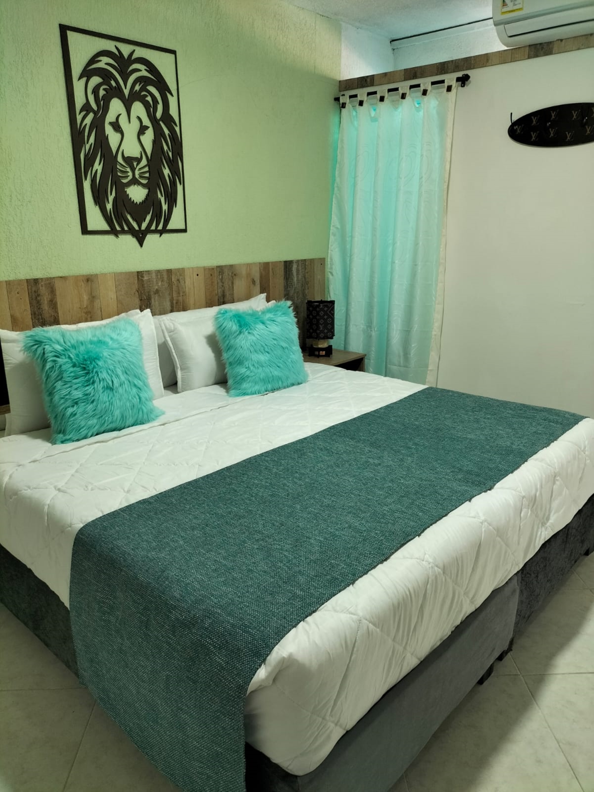 Deluxe, King Bed