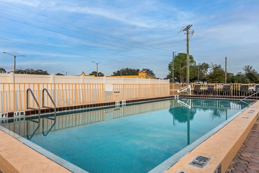 Econo Lodge Inn Suites Maingate Central 16/33