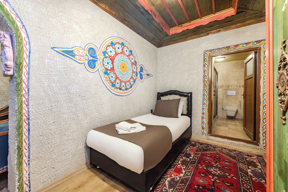 ROOM, TWIN BEDS