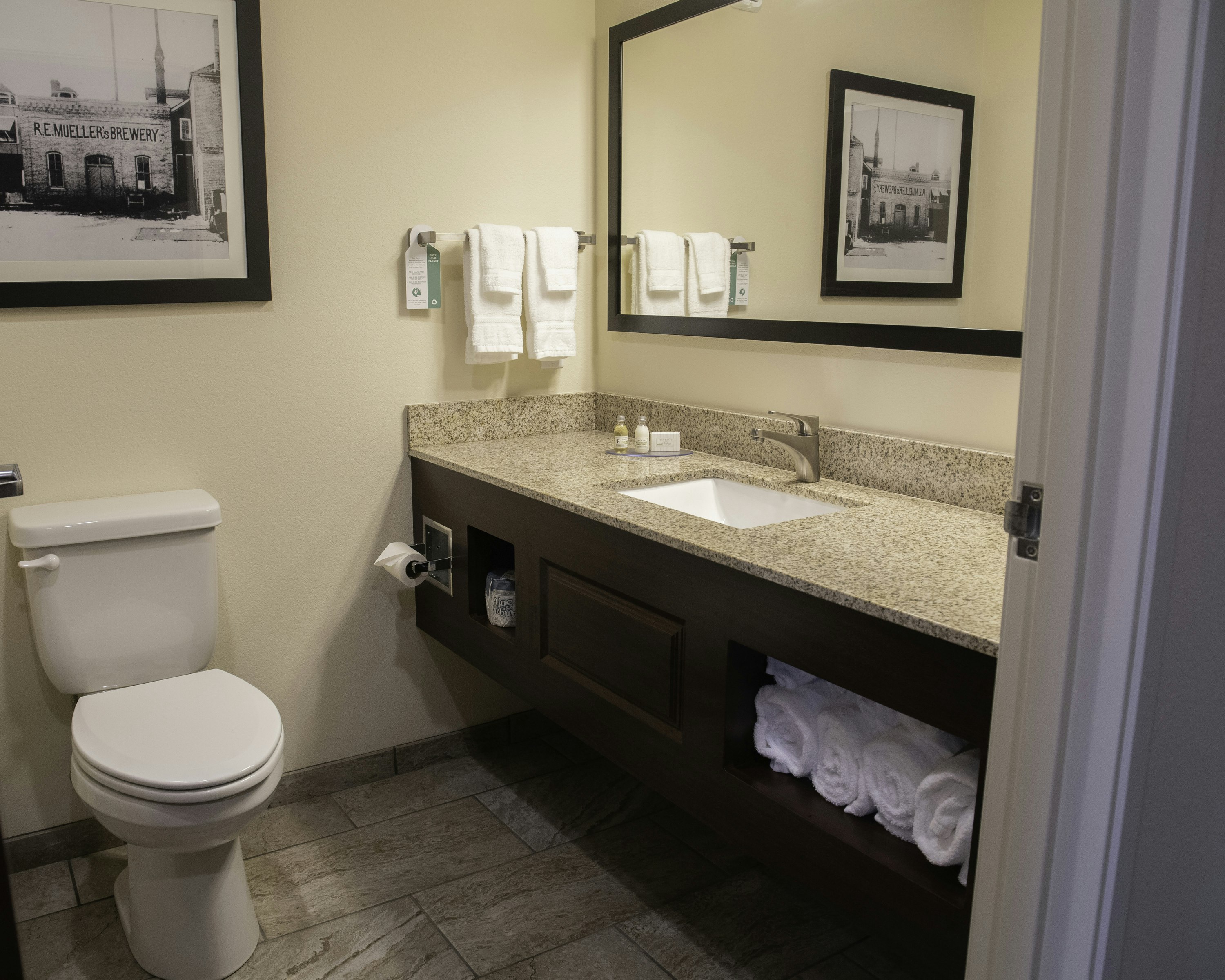 Cobblestone Hotel & Suites - Two Rivers 41/42