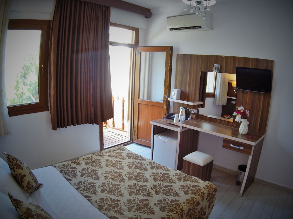 Manuela Hotel 12/50