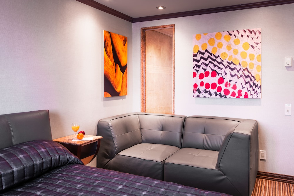 Le Chabrol Hotel Suites 48/72