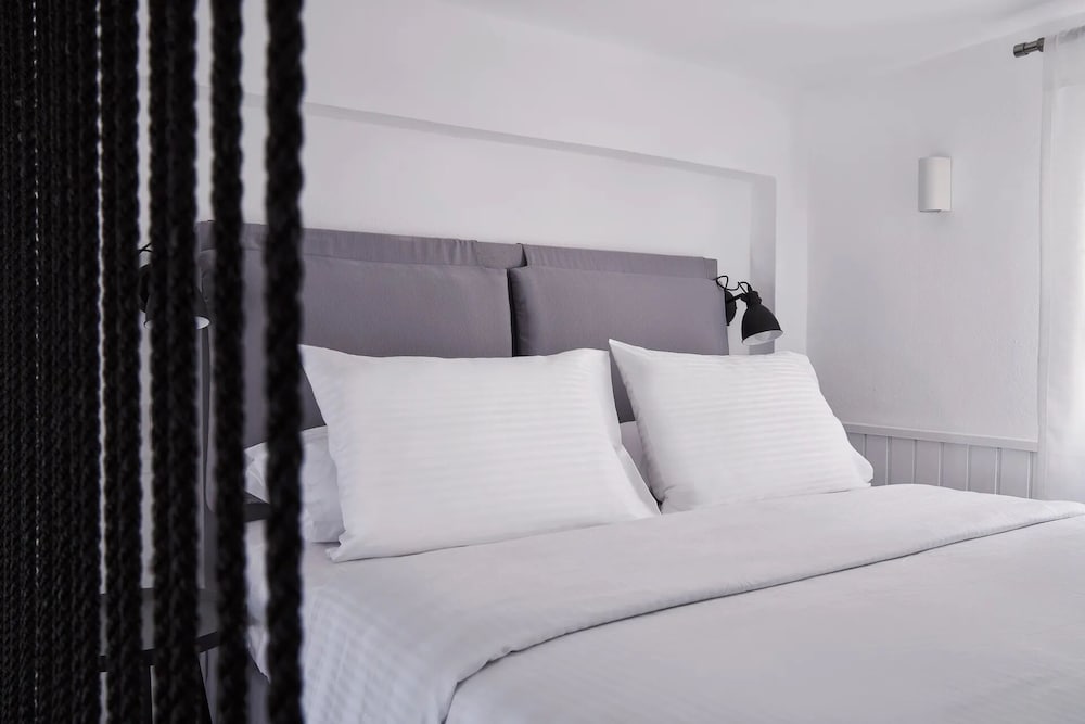 Loft, Suite, Queen Bed, Caldera View, Sofa