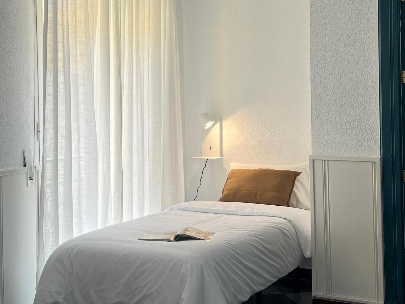 ROOM, SINGLE