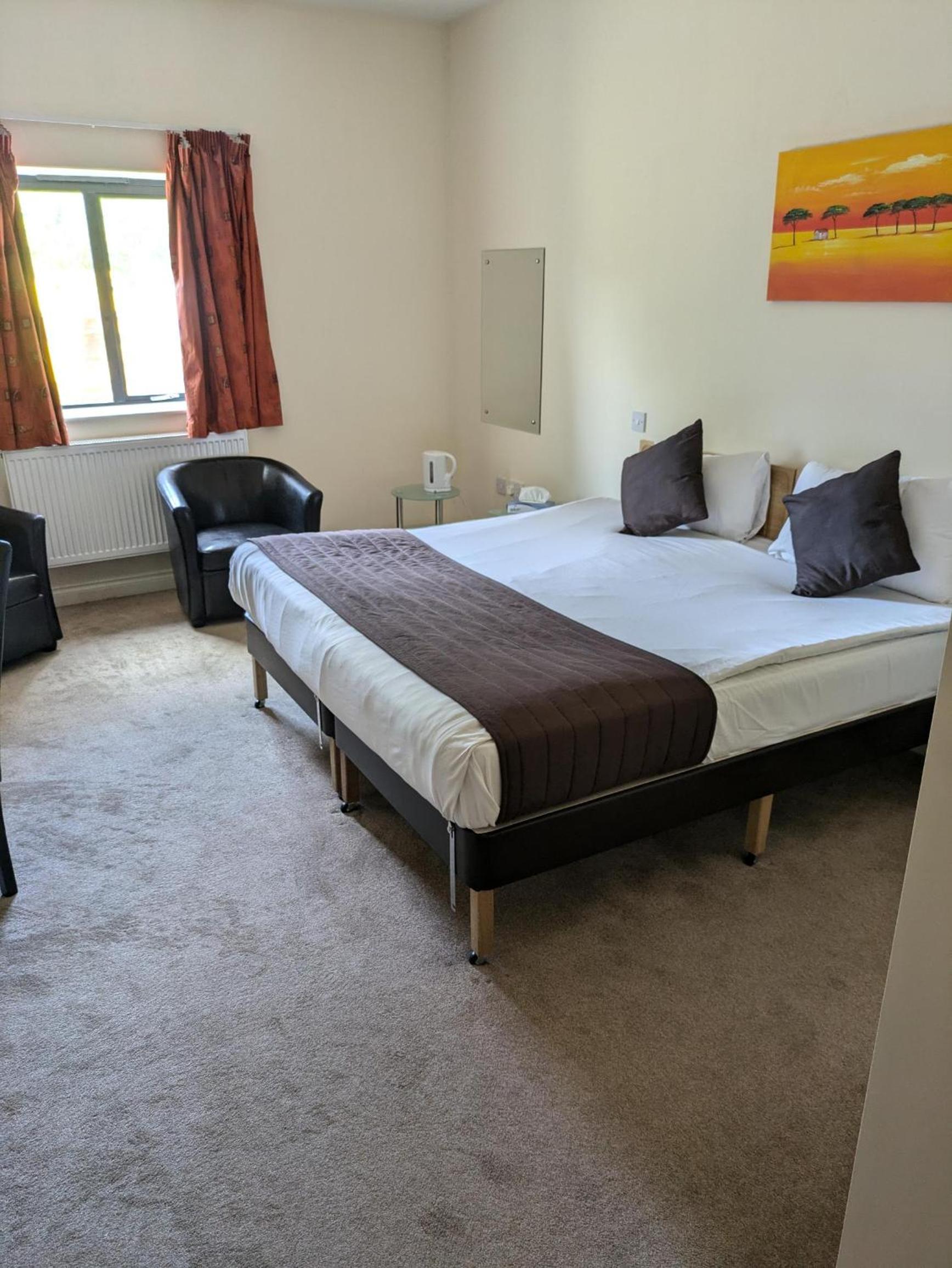 ROOM, TWIN BEDS