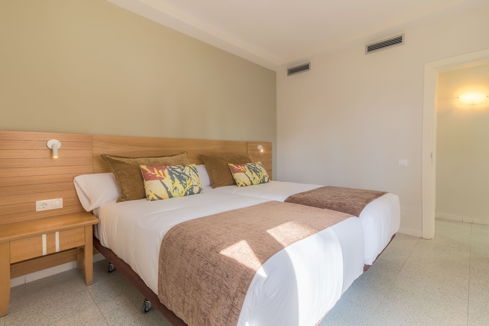 غرفة عائلية بشرفة مع أريكة