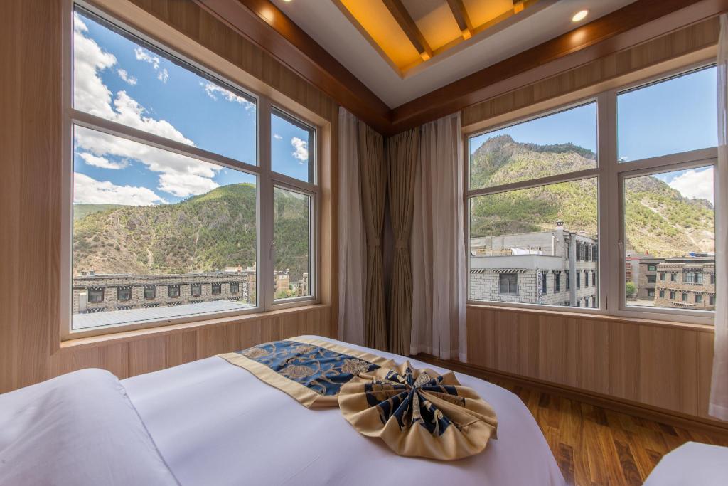 Minyoun Rezen Retreat Yading Daocheng 24/39