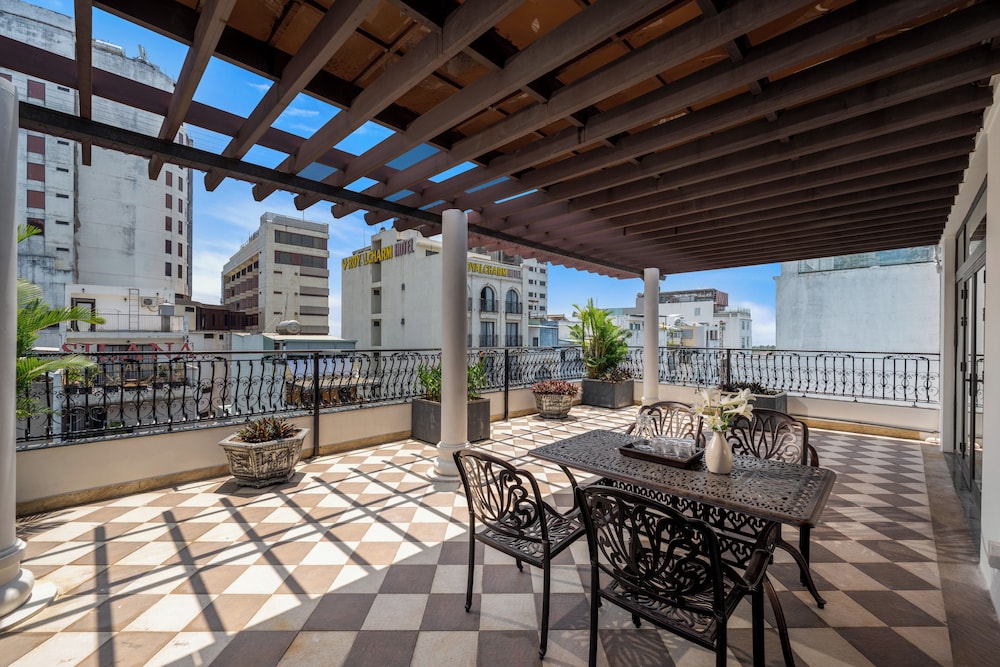 Palazzo Luxury Hotel 81/92