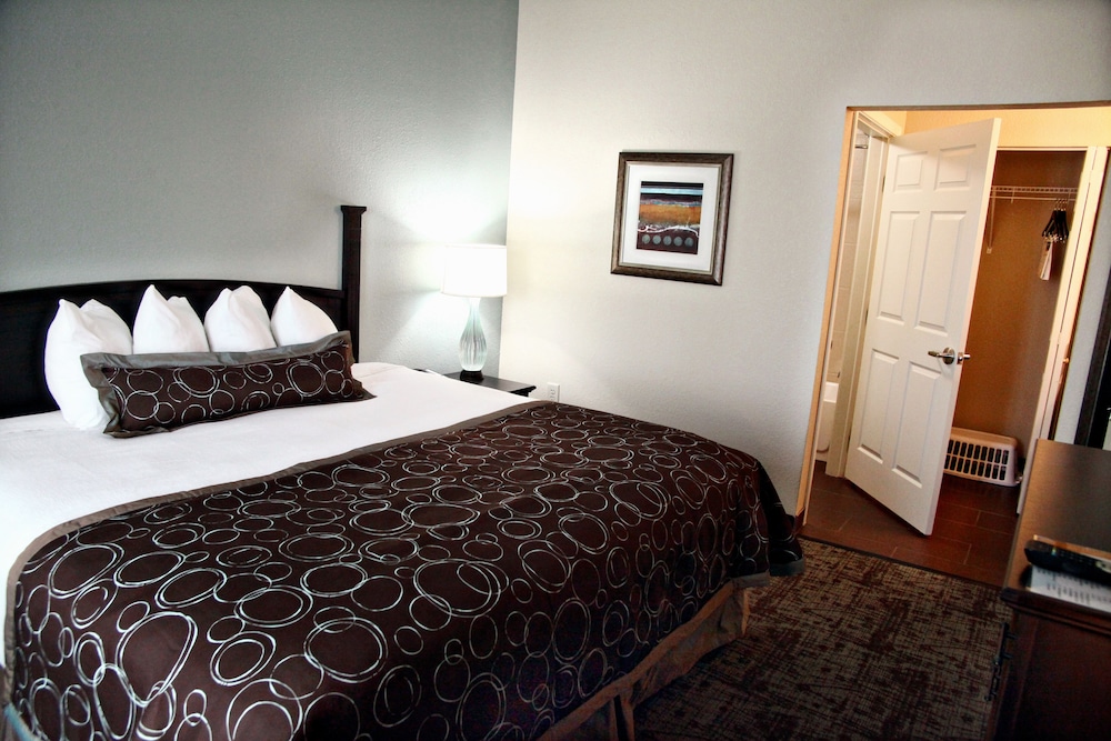 Staybridge Suites Minot 11/62