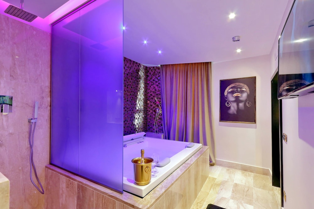 Spanish Diamond Luxury Suites & Jacuzzi 28/39