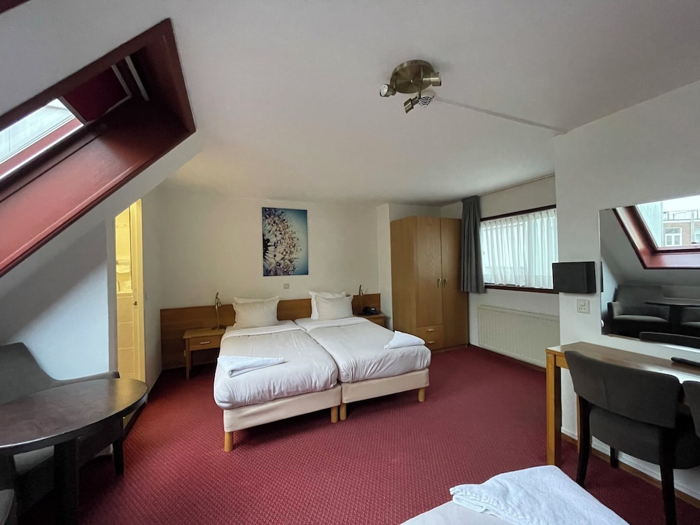 ROOM, QUADRUPLE