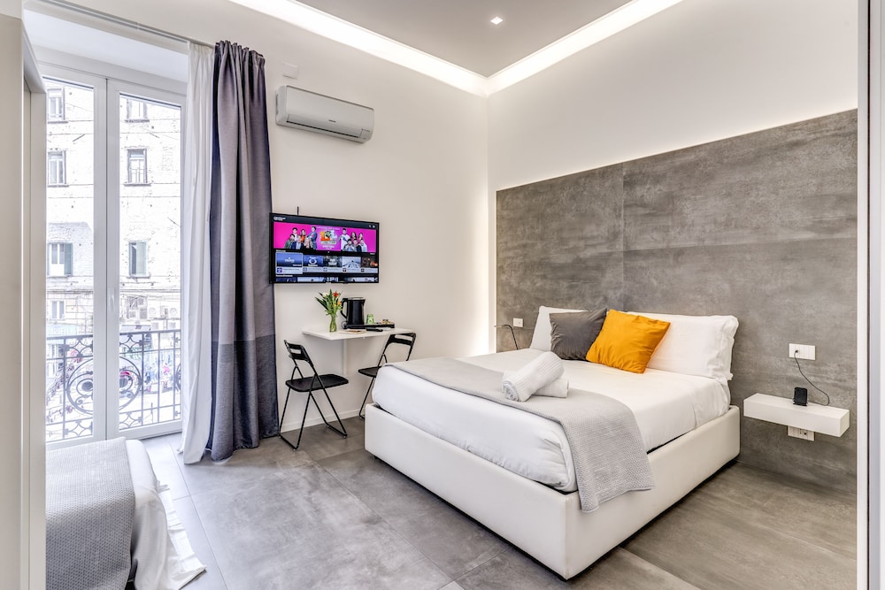 DELUXE, DOUBLE BED