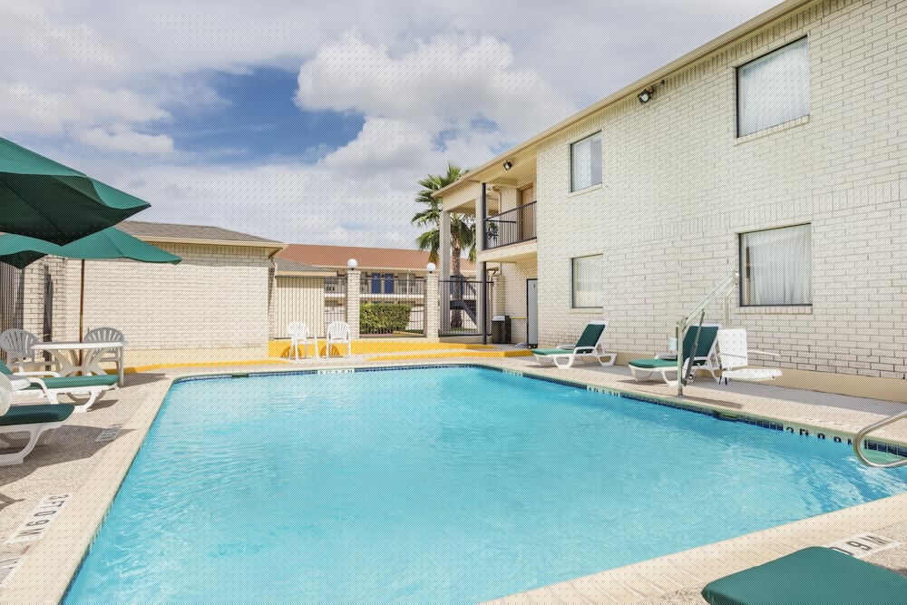 Super 8 By Wyndham San Antonio At I-10 4/25