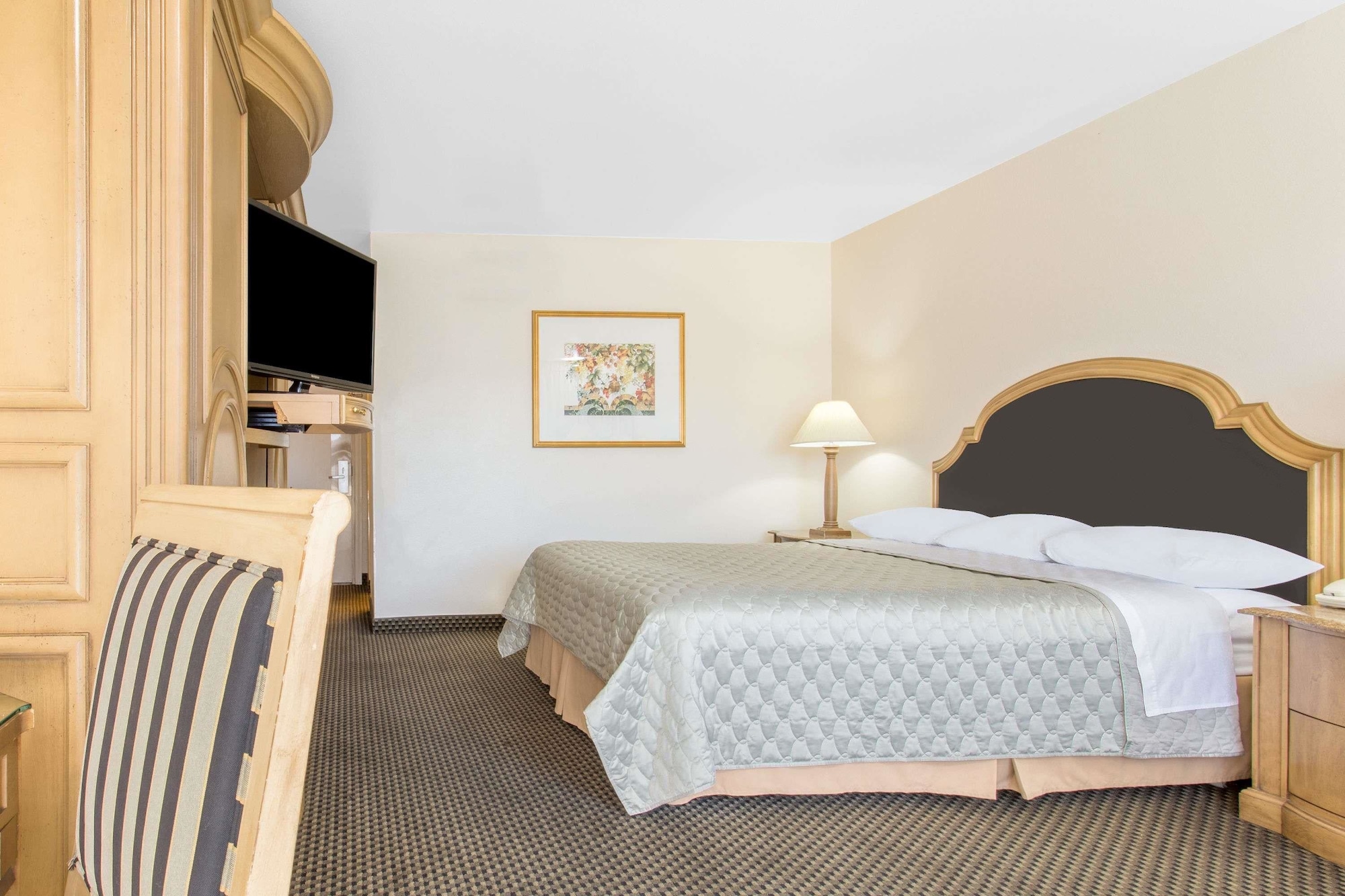 Room, King Bed, Parking Lot View