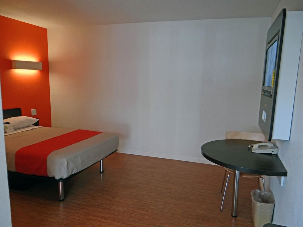 Motel6 Baltimore MD 25/44