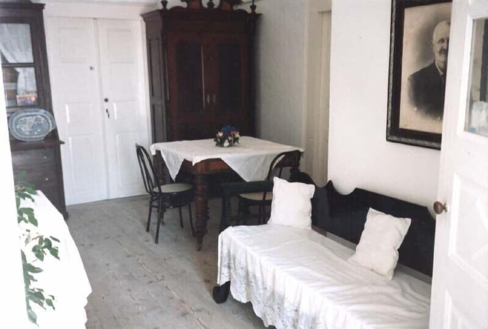 Marcos Rooms 9/44