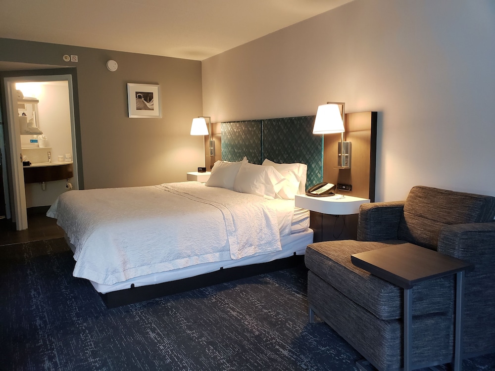Hampton Inn Suites Newtown 19/57