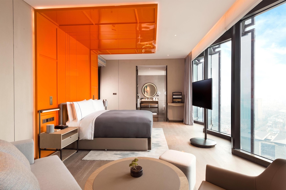 Skyline, Grand, King Bed, Square View