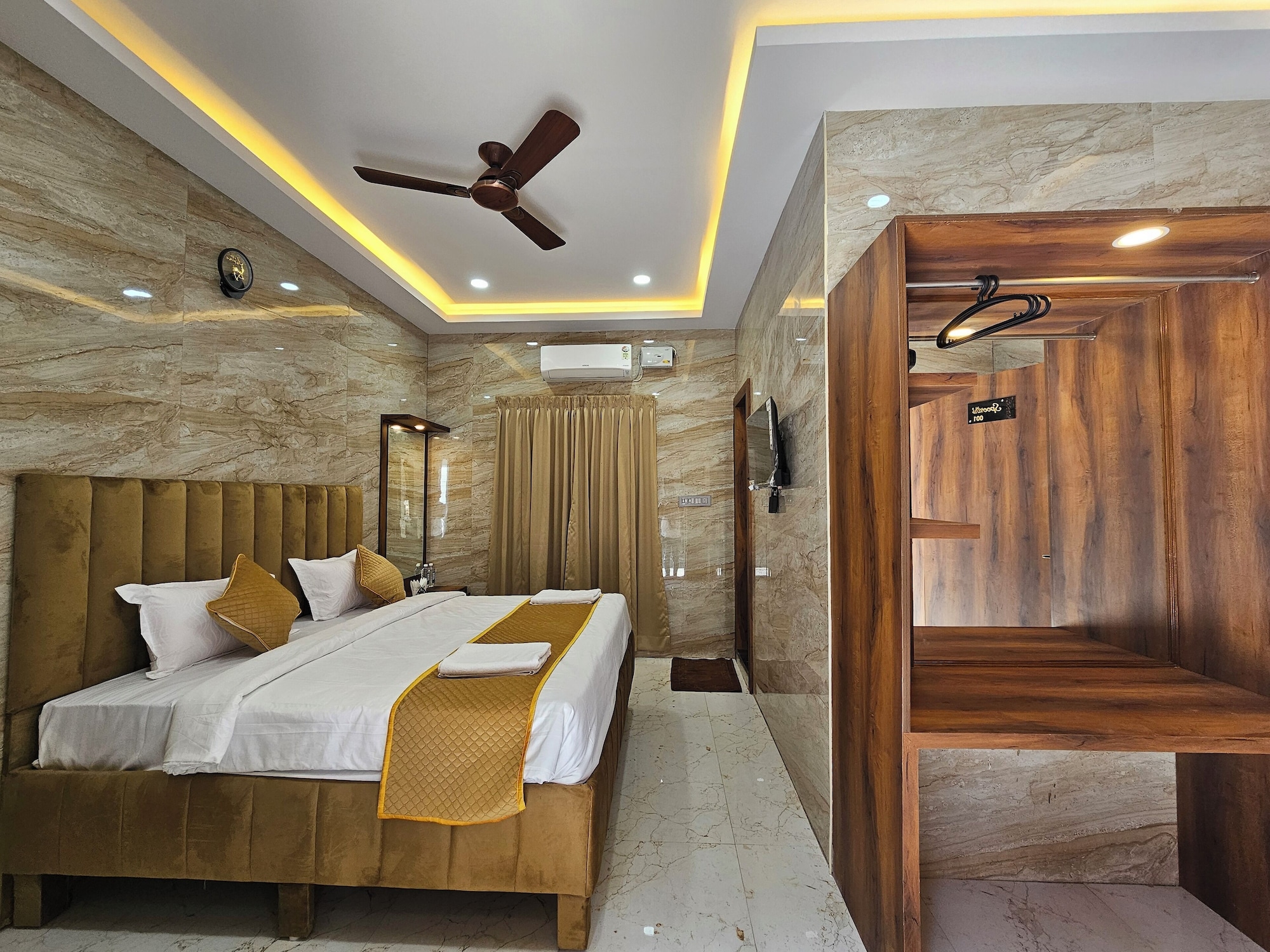 DELUXE, DOUBLE BED