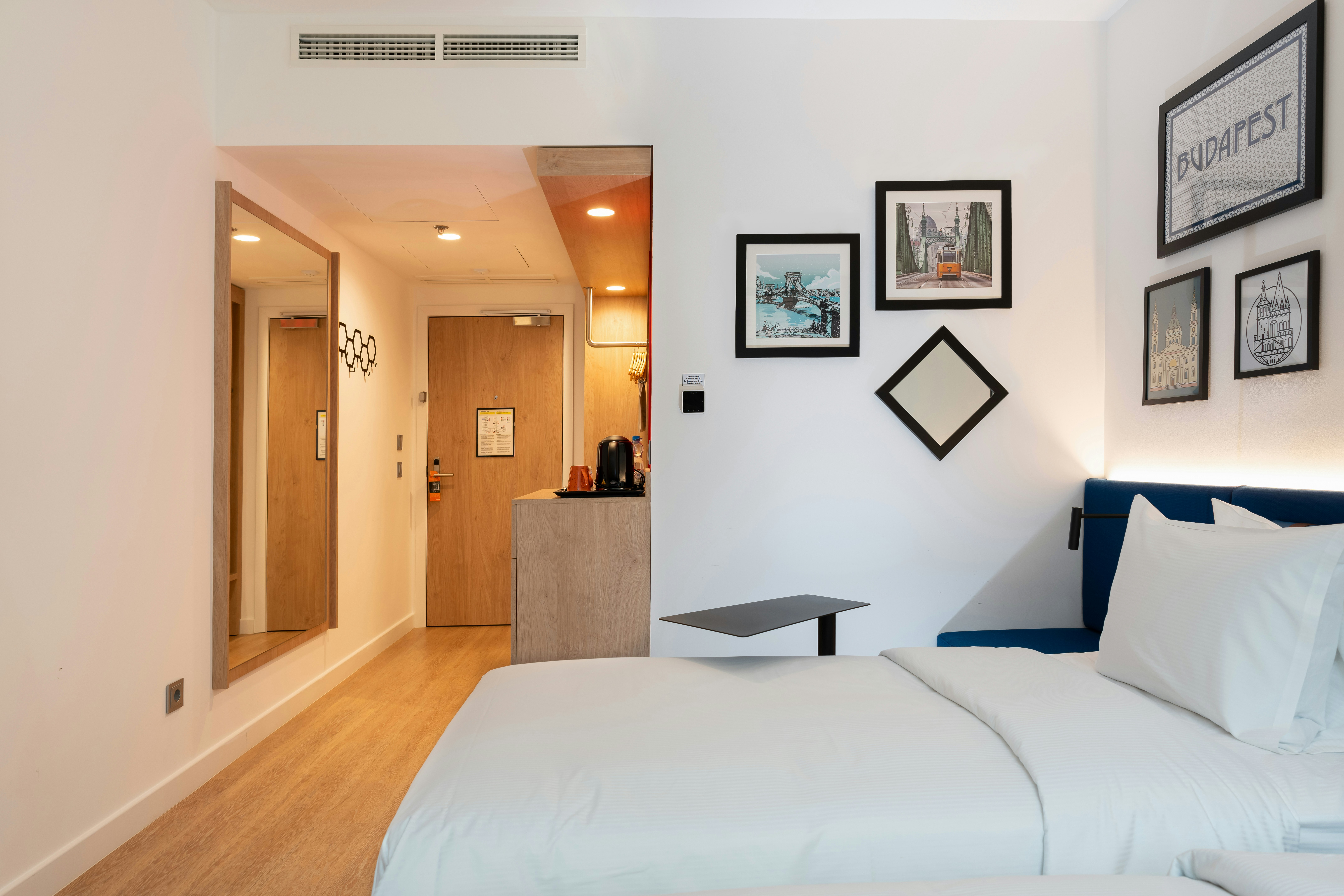 ROOM, TWIN BEDS