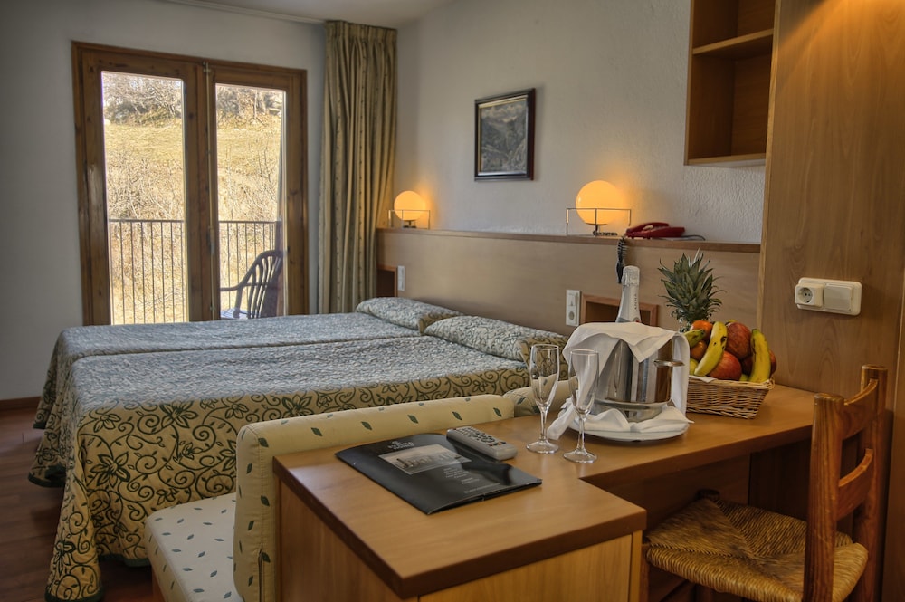 Standard, Twin Beds, Sofa
