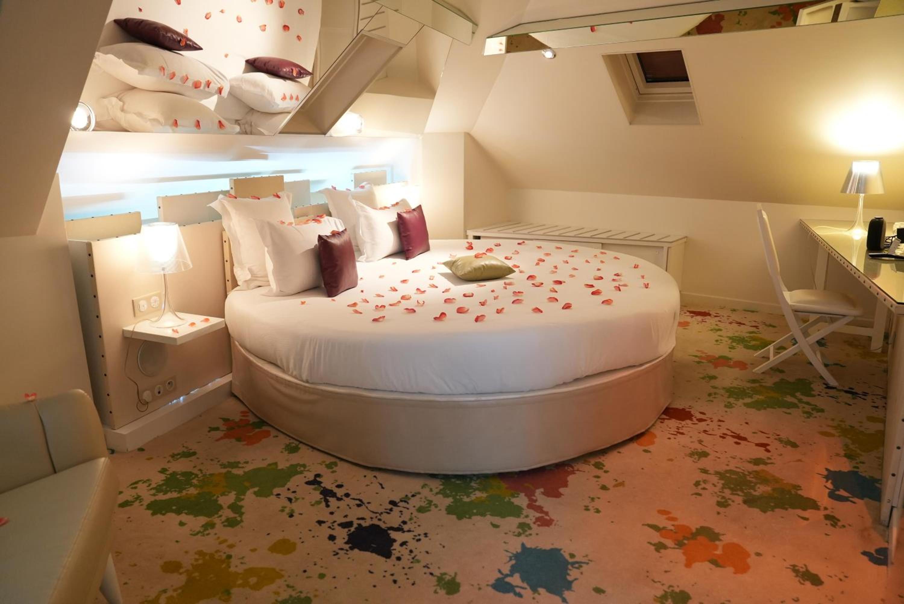 Atelier, Artist, King Bed, Round Bed, Hot Tub