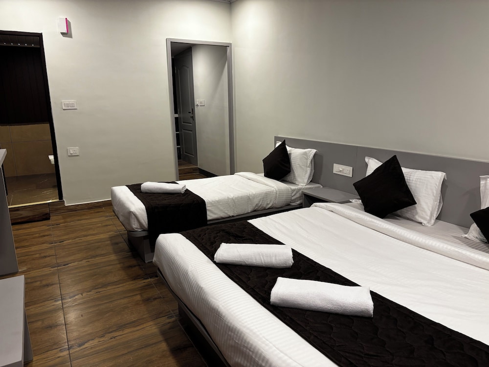 Deluxe, Triple, 1 King and 1 Single Beds, South Gate Residency 3/4