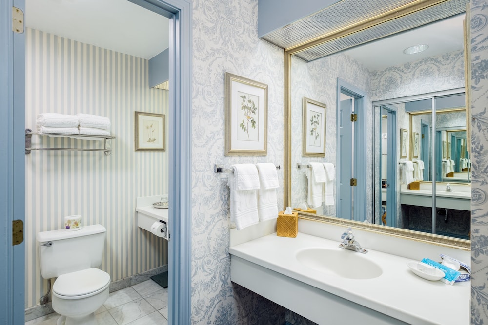 The Farmington Inn &amp; Suites 52/54