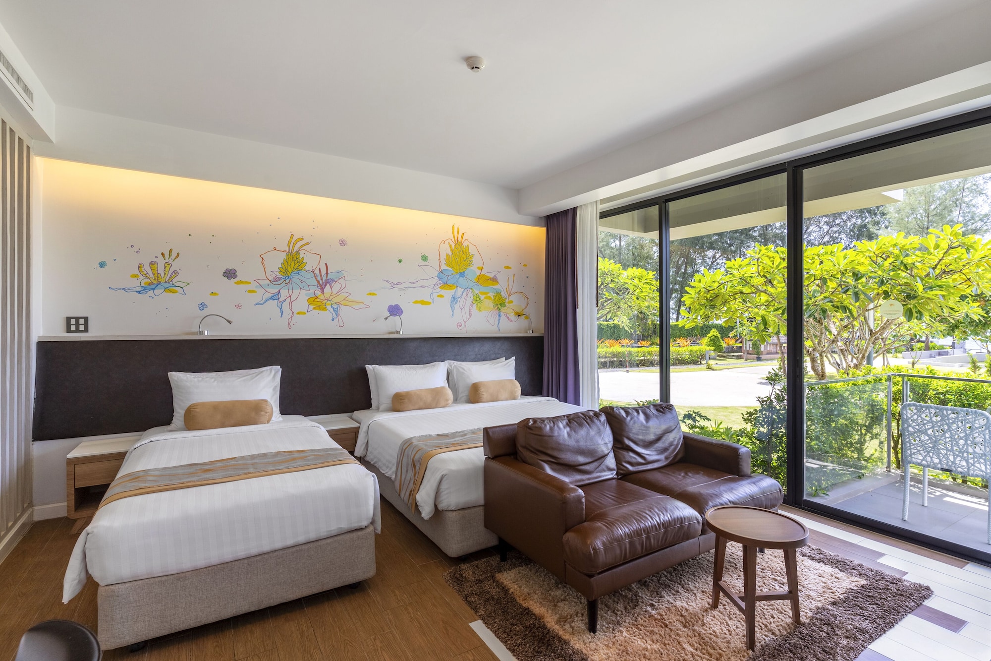 Premier, 1 Queen and 1 Single Bed, Pool Access