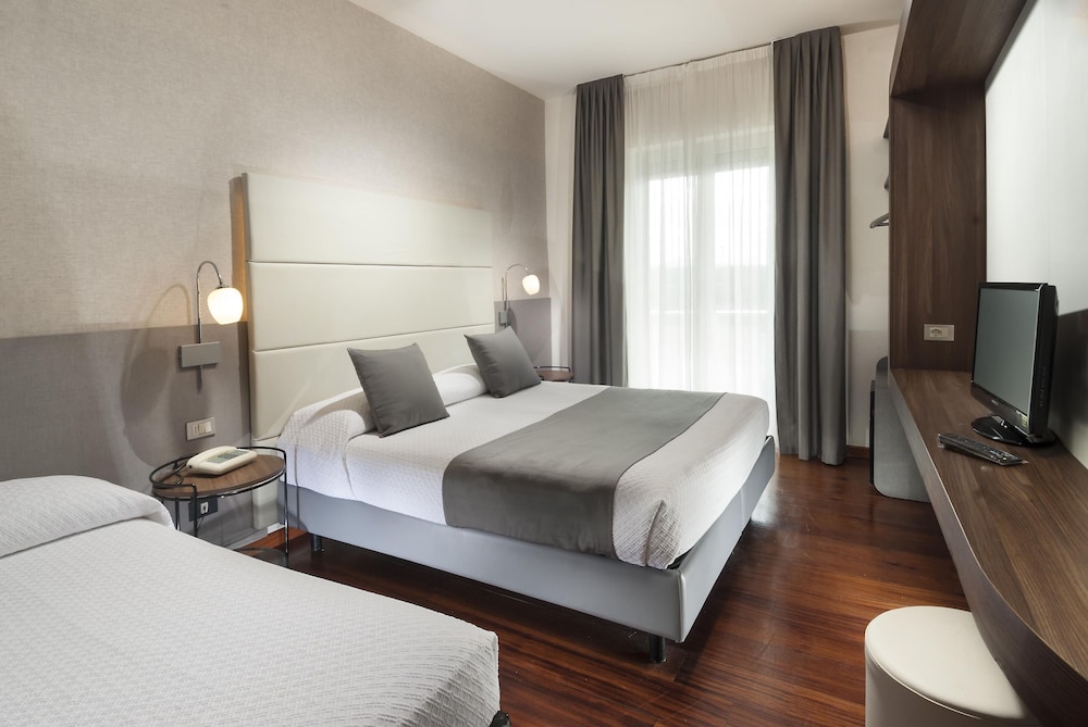 ROOM, DOUBLE BED