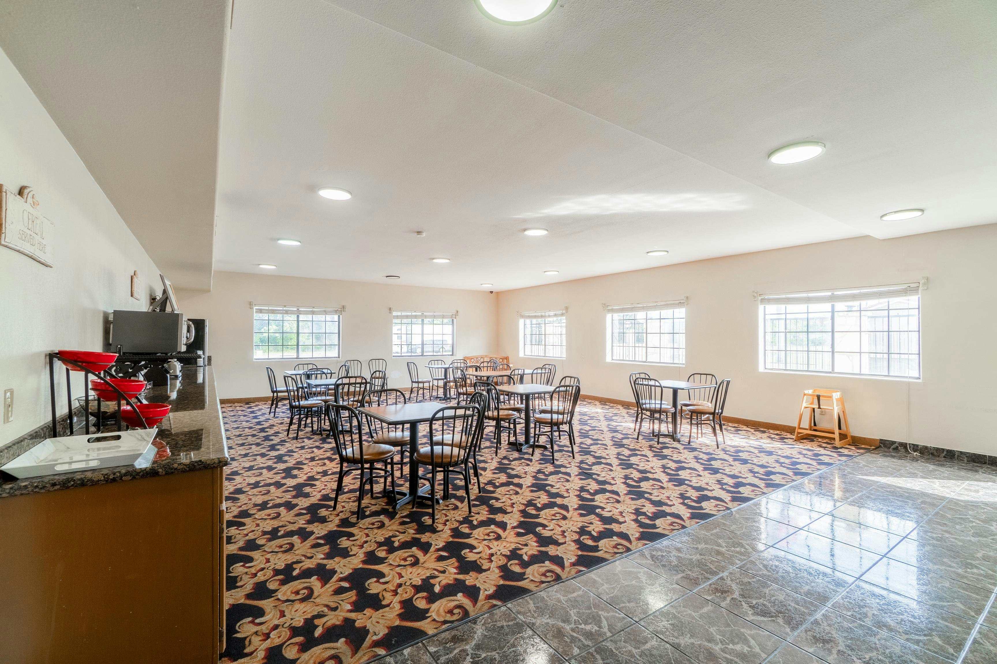 Days Inn & Suites by Wyndham Beeville 23/42