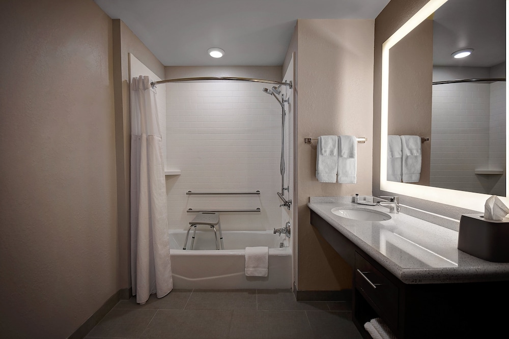 Staybridge Suites Holland 13/64