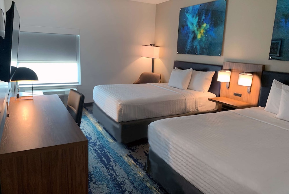 La Quinta Inn and Suites by Wyndham Galveston North at I-45 8/28