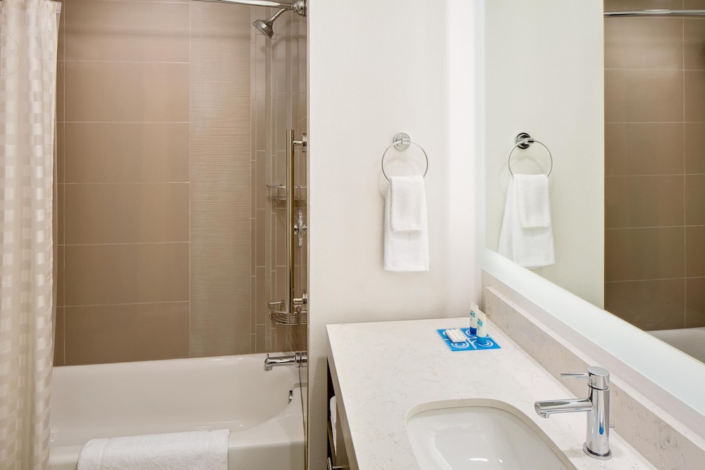 Hyatt House Across From Universal Orlando Resort 48/50