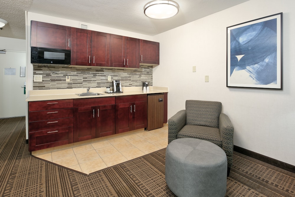 Holiday Inn Hotel And Suites 44/66