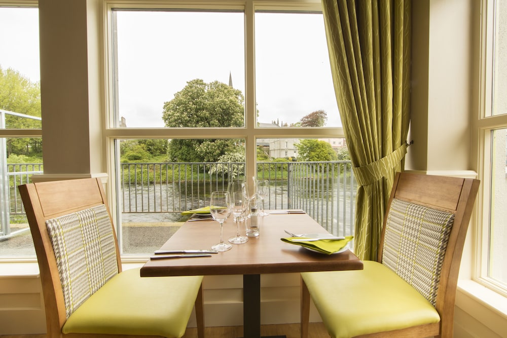 Riverside Hotel 38/50