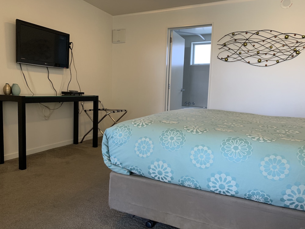 SALERNO MOTEL APARTMENTS 25/48