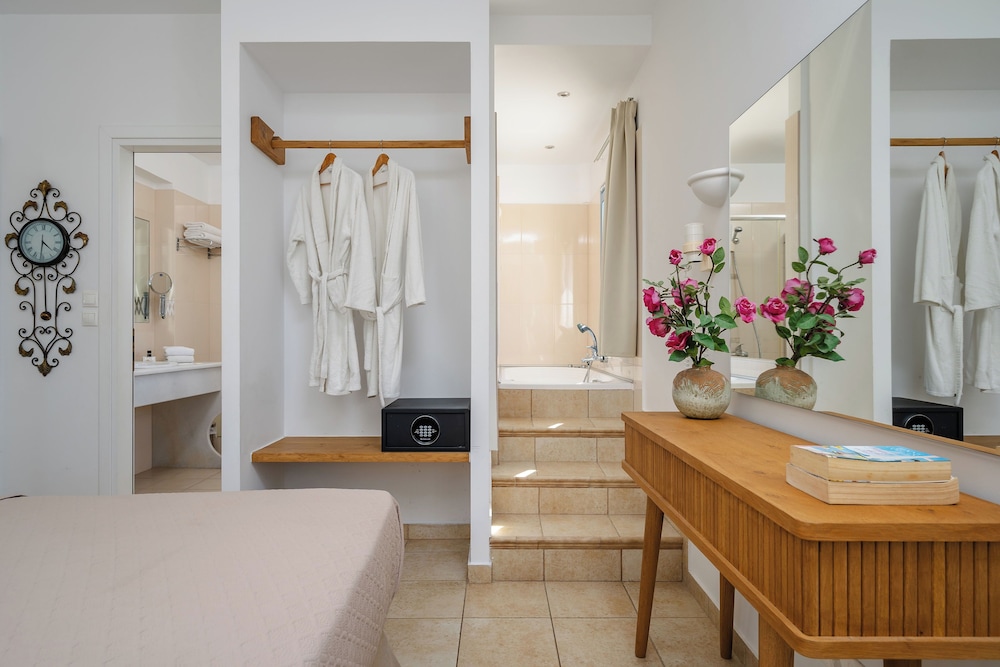 Mitos Suites 10/62