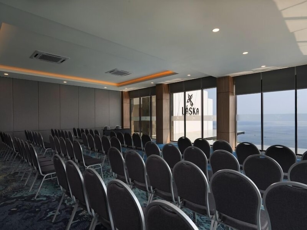 Laska Hotel and Resort Ciletuh 24/40
