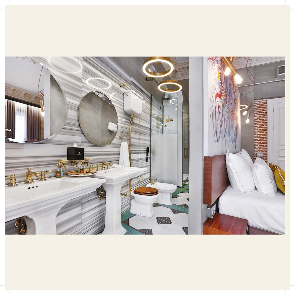 ROYAL, SUITE