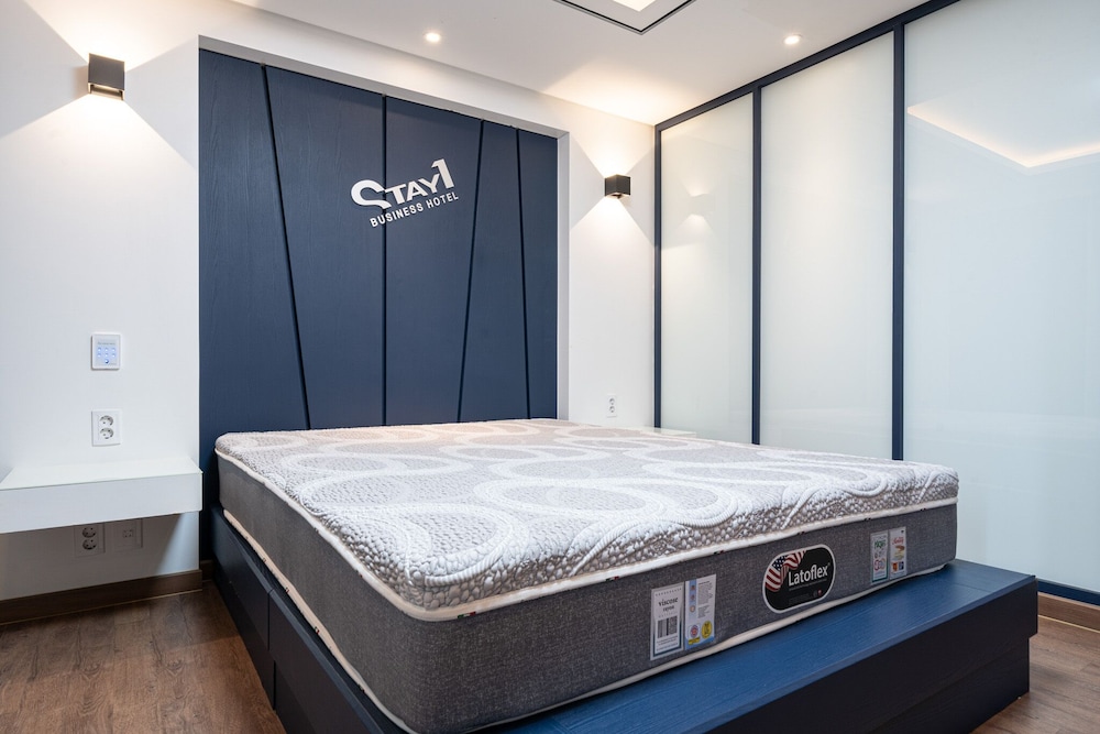 Stay 1 Hotel 27/49