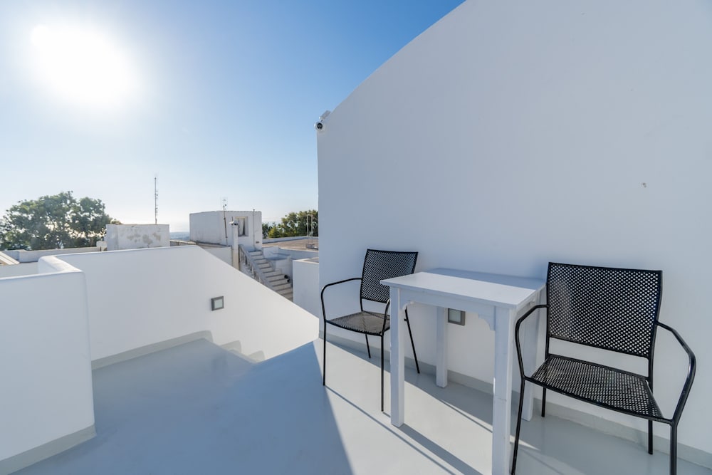 Central Fira Hotel 3/62