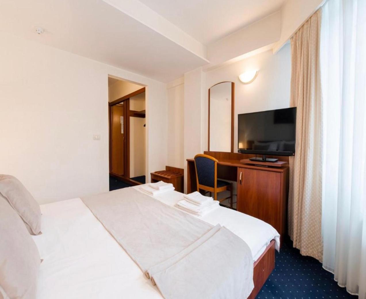 Hotel Pension De Lux 4/19