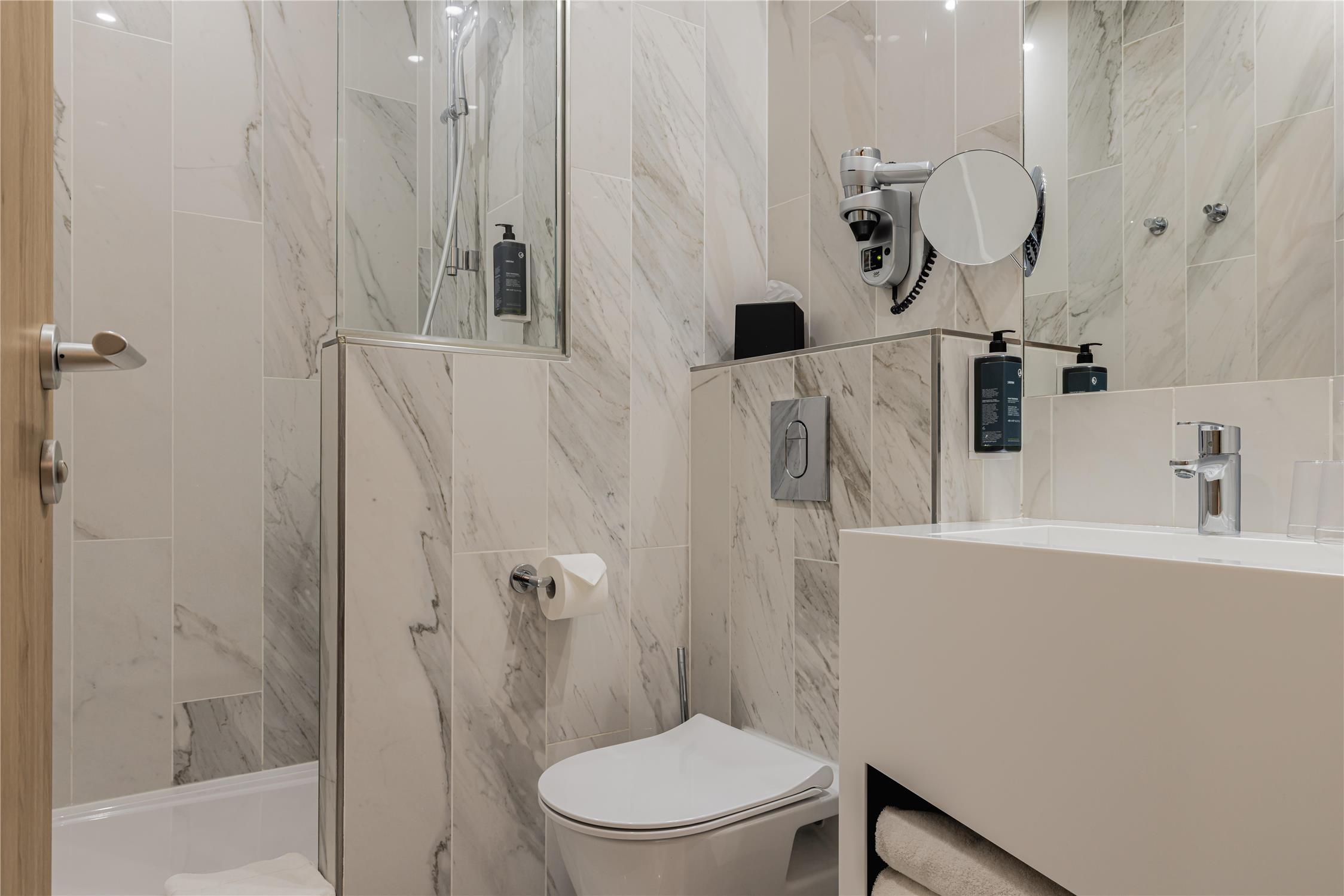 غرفة كلاسيكية بسرير كوين، Best Western Plus Hotel Comedie Saint-Roch 3/5