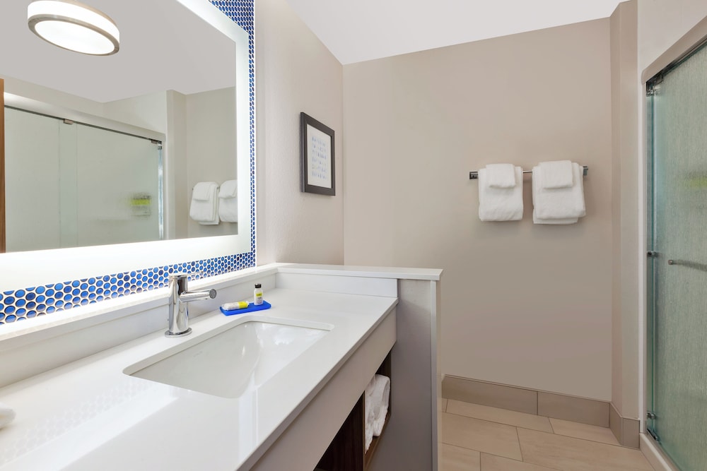 Holiday Inn Express and Suites Eau Claire West I-94, an IHG Hotel (ex Clarion Hotel Campus Area) 71/74